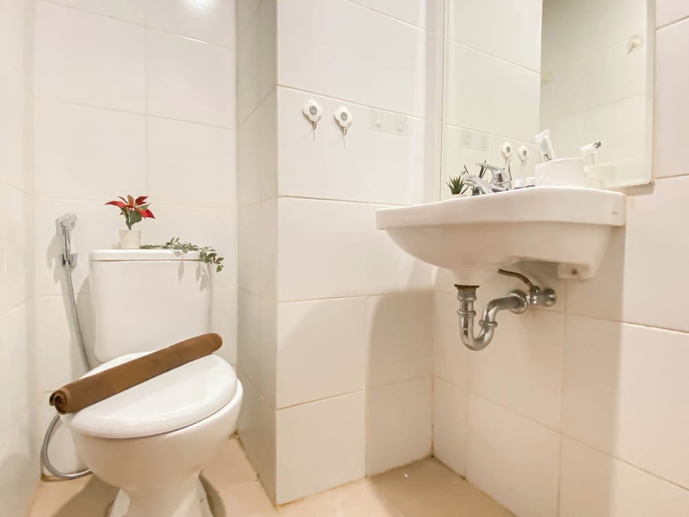 Basic 1Br Apartment At Vittoria Residence