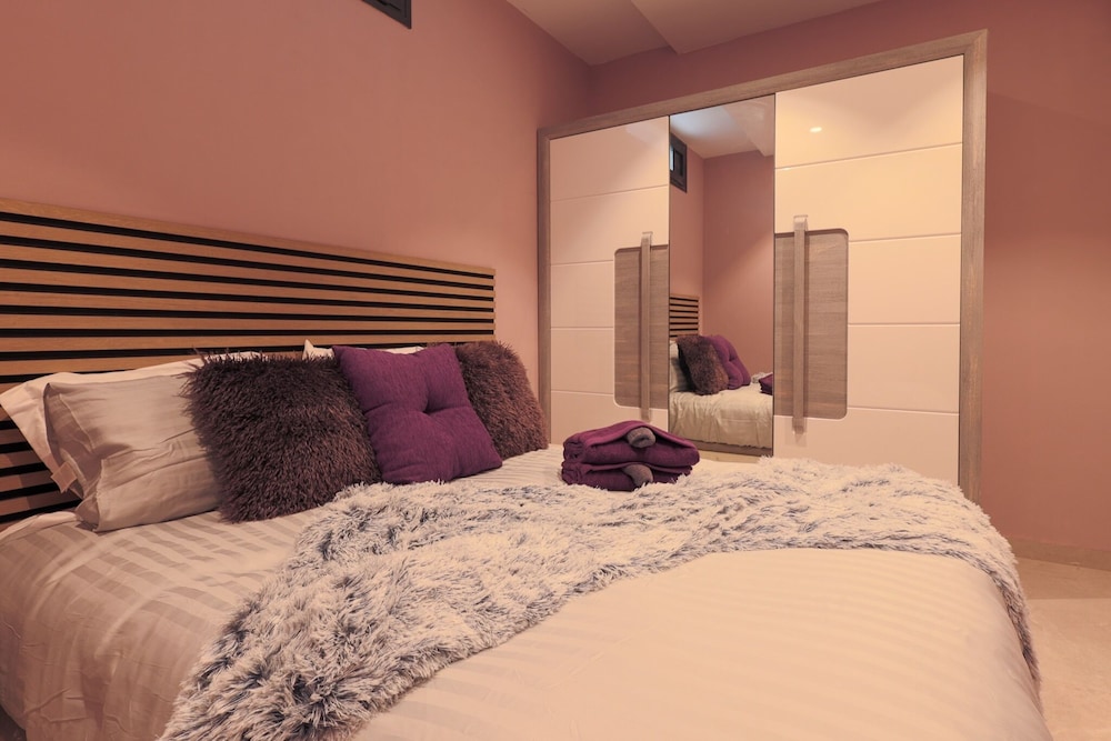 4 Bed Villa - Sleeps 8 - Pool - Garden - Parking