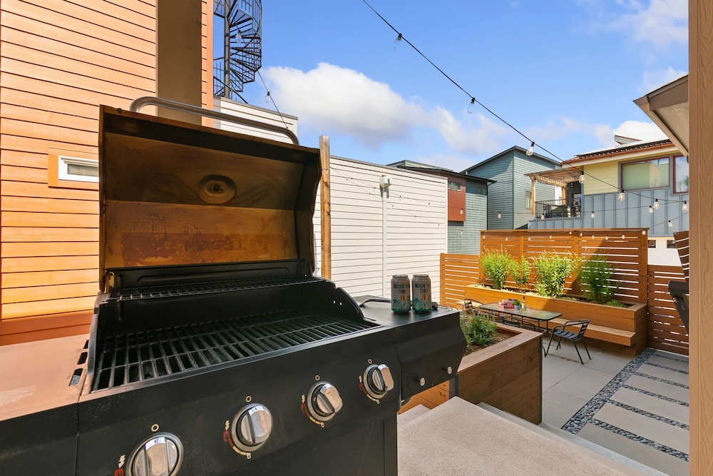 The Cycle Haus - Rooftop Deck With Hot Tub & Views