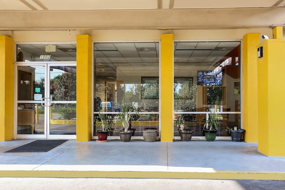 Opelika Vacations - Springwood Hotel - Property Image 13