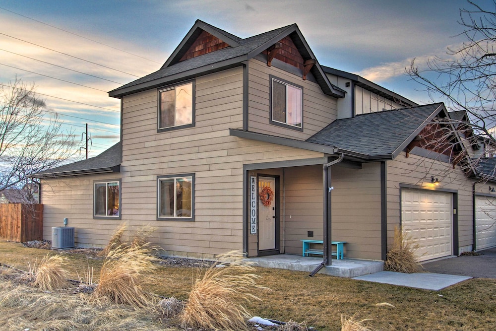 Townhome w/ Private Hot Tub, 8 Mi to Downtown view 4