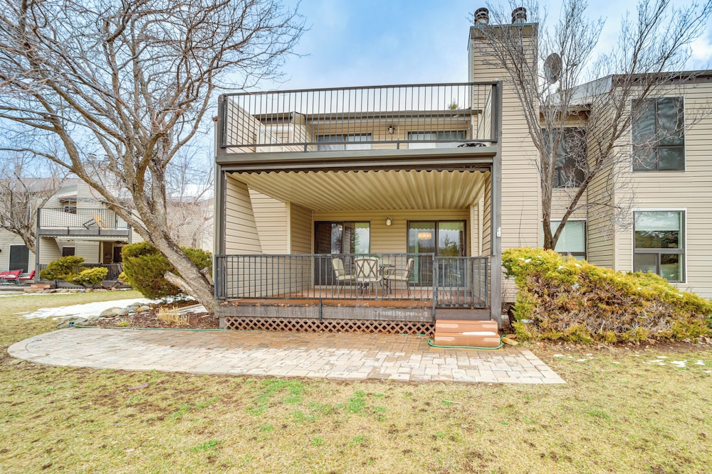 Deck & Golf Course Views: Munds Park Condo!