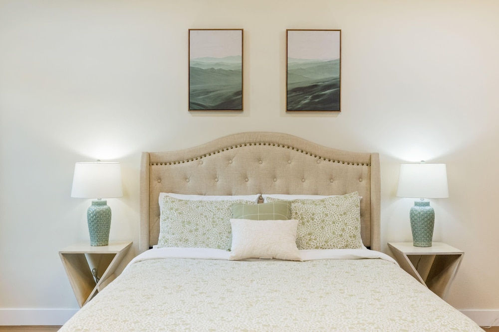 @ Marbella Lane - Cozy Gem Near Nature Trails