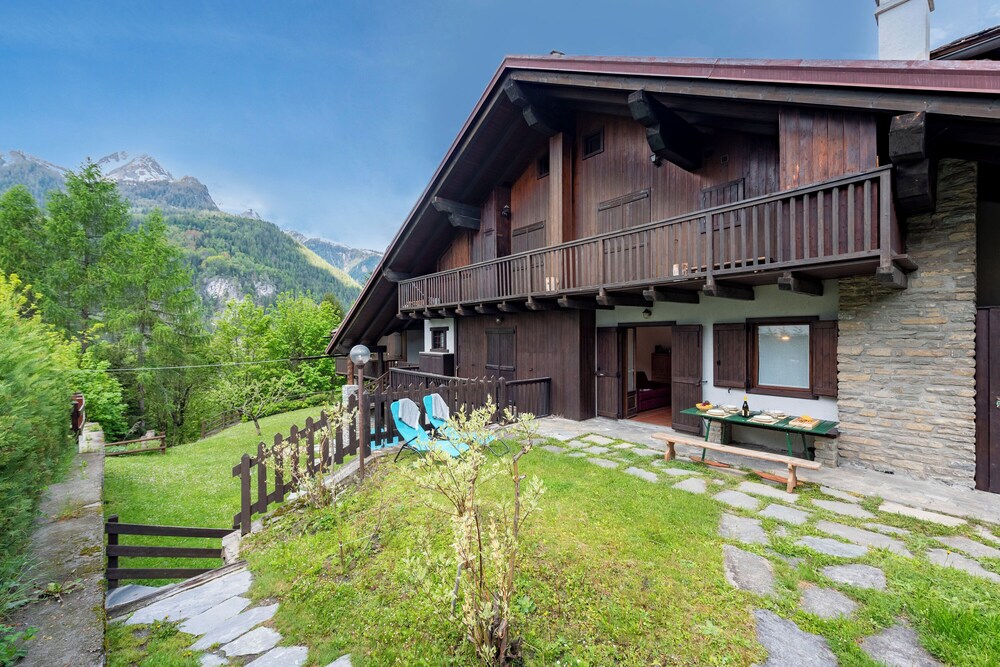 Charming Apartment With Garden in Courmay