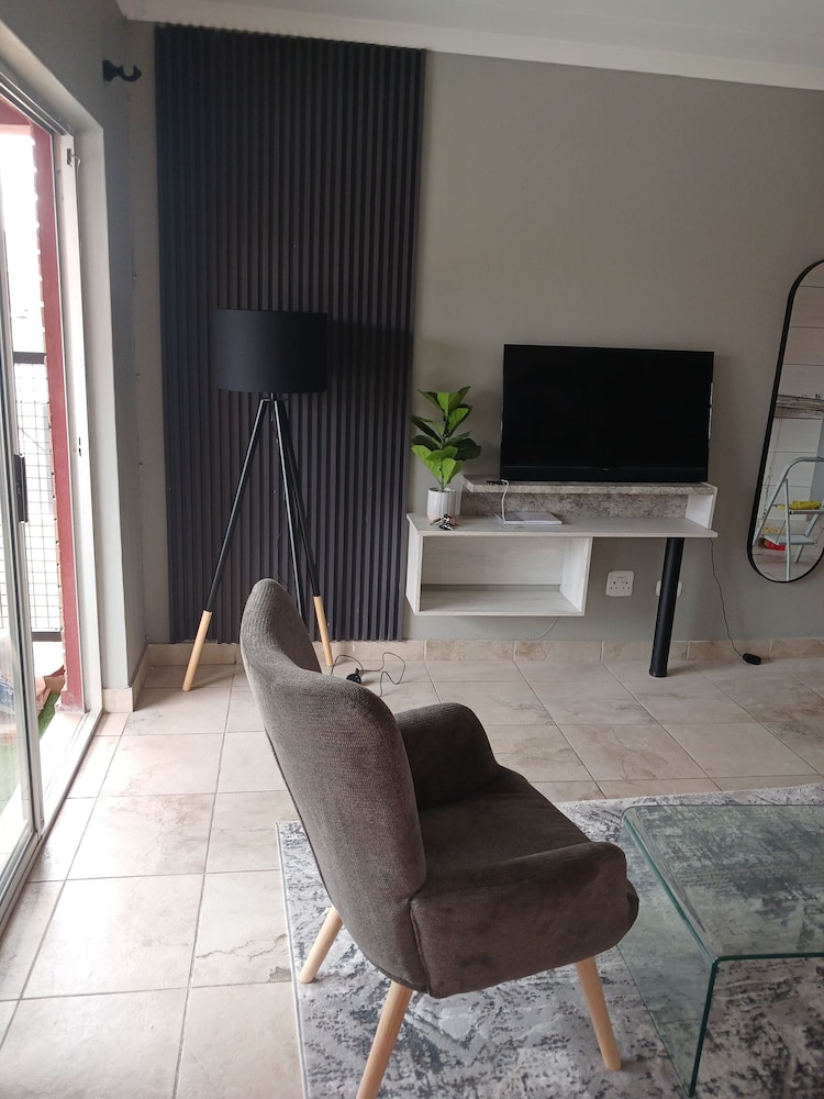 Rustenburg Cozy Apartment With Private Entrance & BBQ