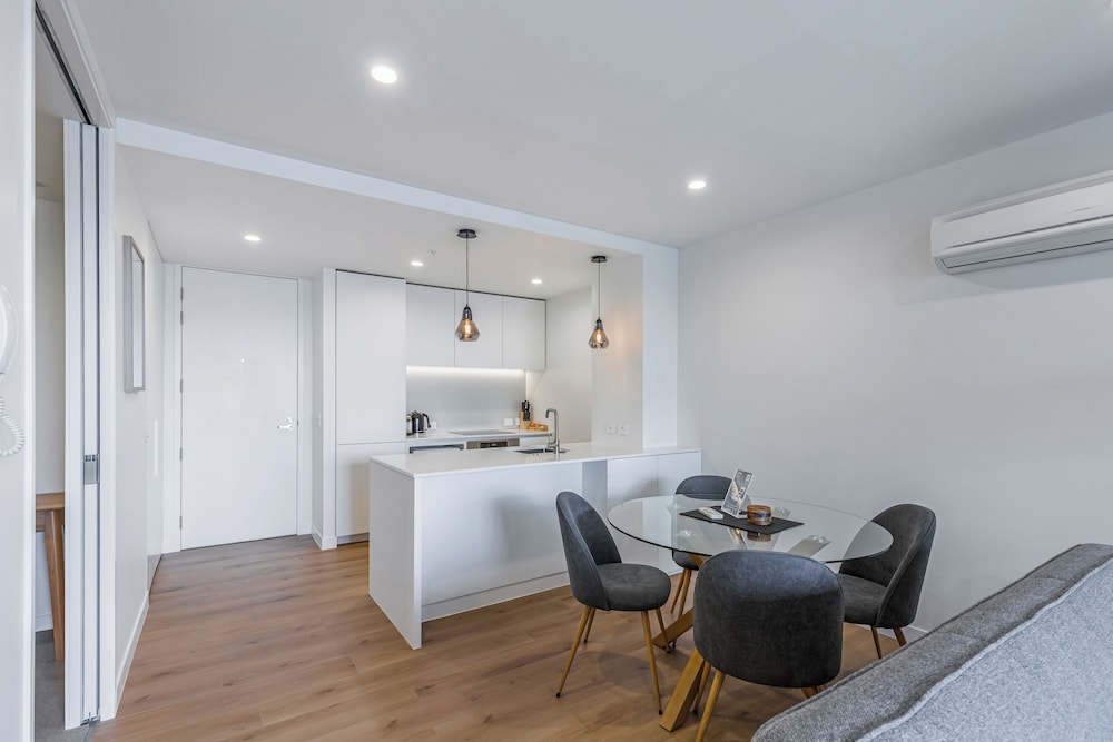 Stylish Apt+Balcony+Full Amenities Zodiak Stays