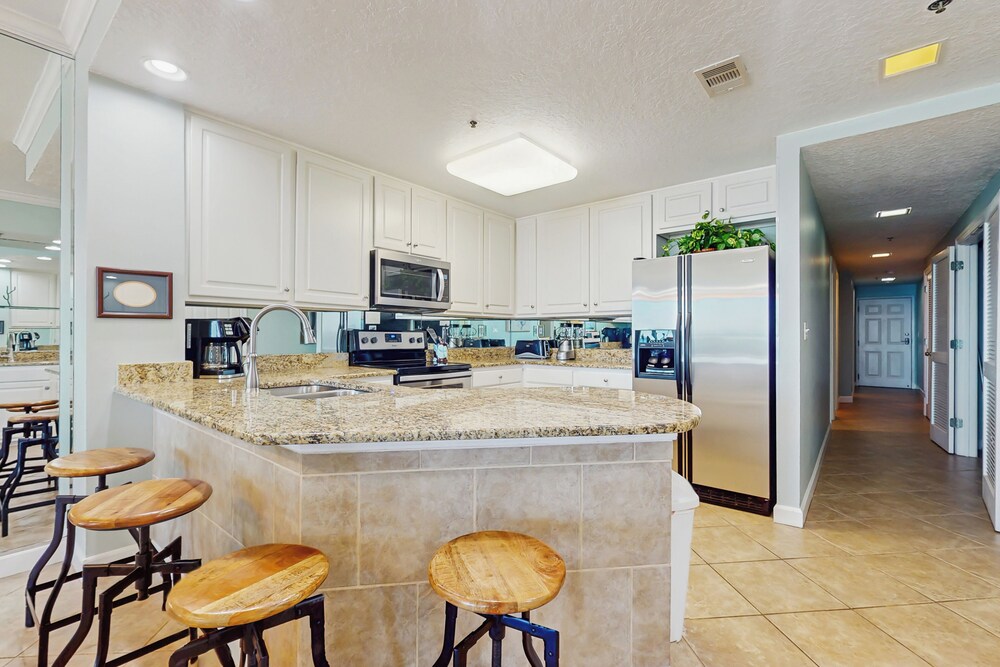 4BR Condo w/ Gulf Views & Amenities