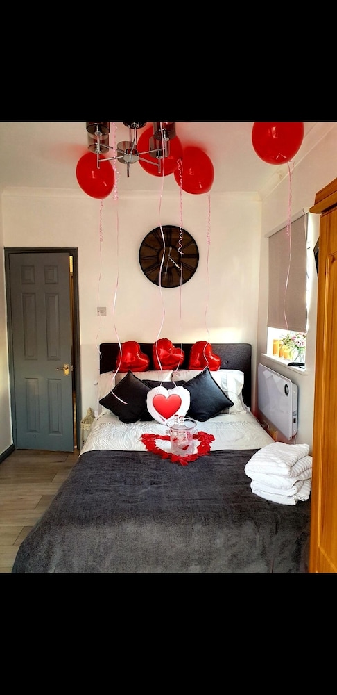 1-bed Apartment With Private hot Tub, Sauna & gym view 3