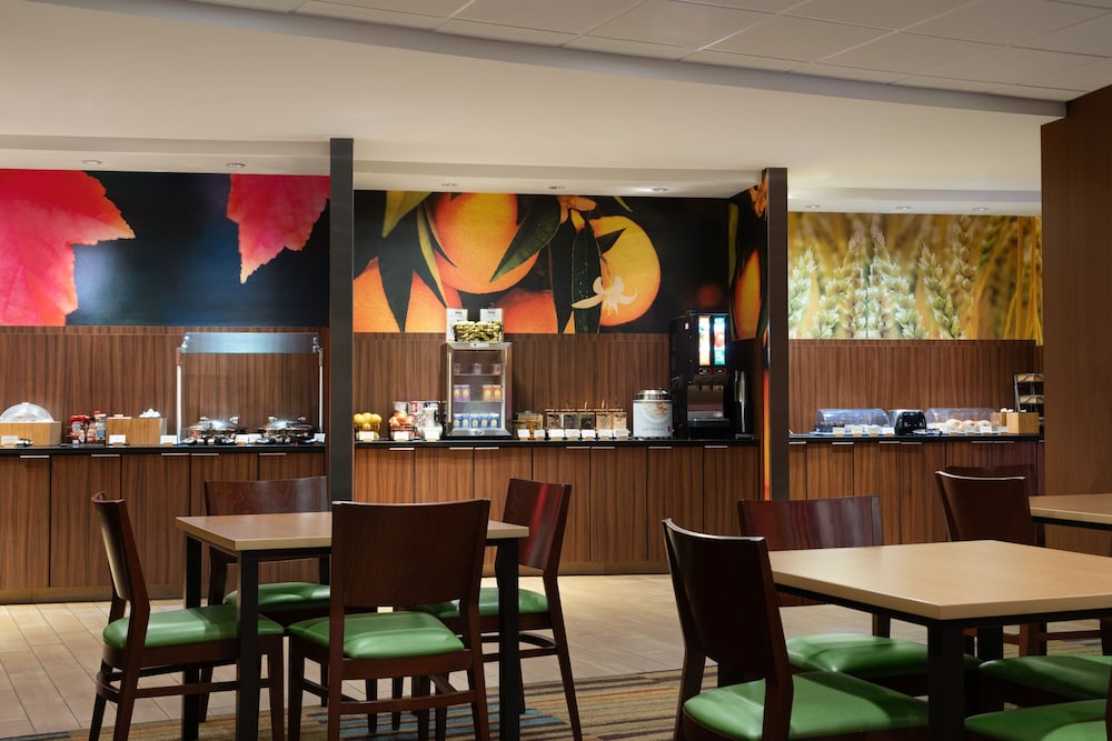 London Vacations - Fairfield Inn  Suites by Marriott London - Property Image 11