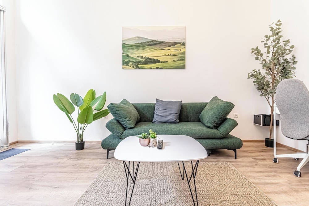 Lovely Apartment Steps from Schonbrunn