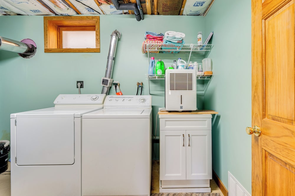 1 Mi to Story Land: Spacious Home w/ Mtn Views!