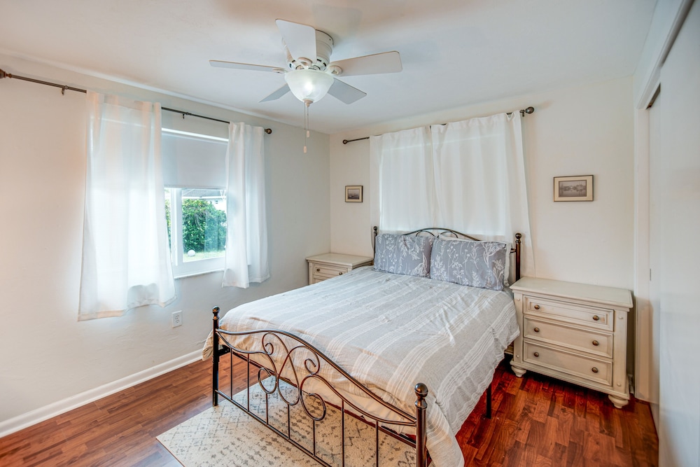 Bright Fort Myers Home w/ Pool - 9 Mi to Beach!
