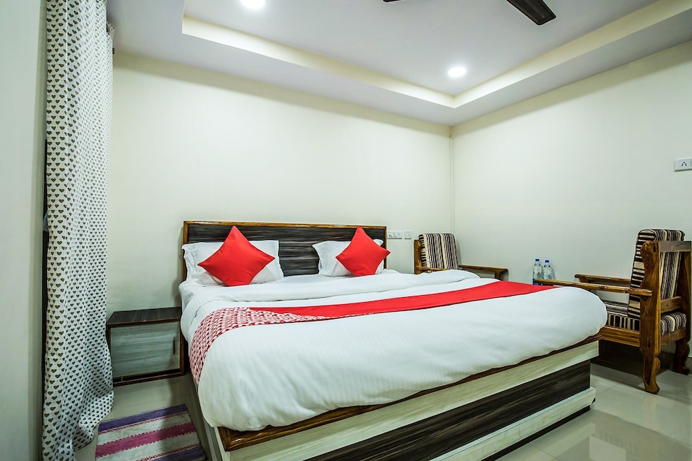 OYO 12973 Hotel Crystal