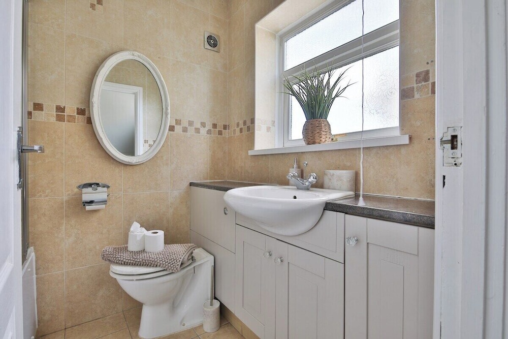Spacious 3 Bed Home With Pool Table