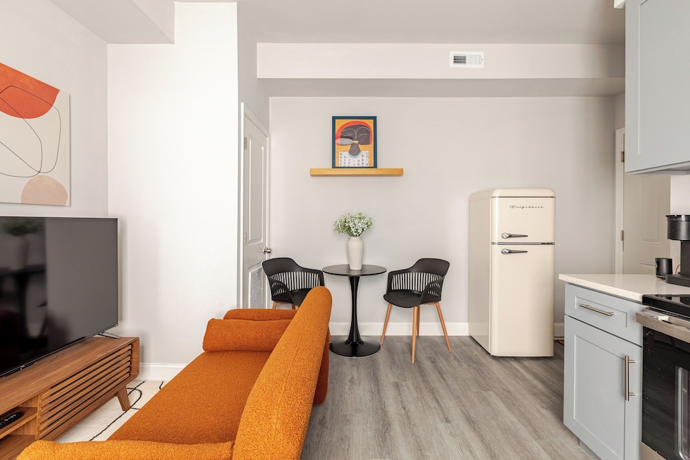 Chic & Cozy Philly Stay in City Center
