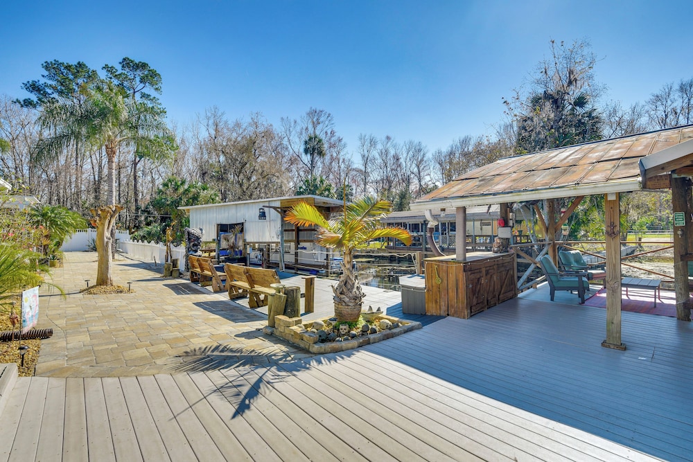 < 1 Mi to Boat Ramp: Canal-front Retreat in Astor!