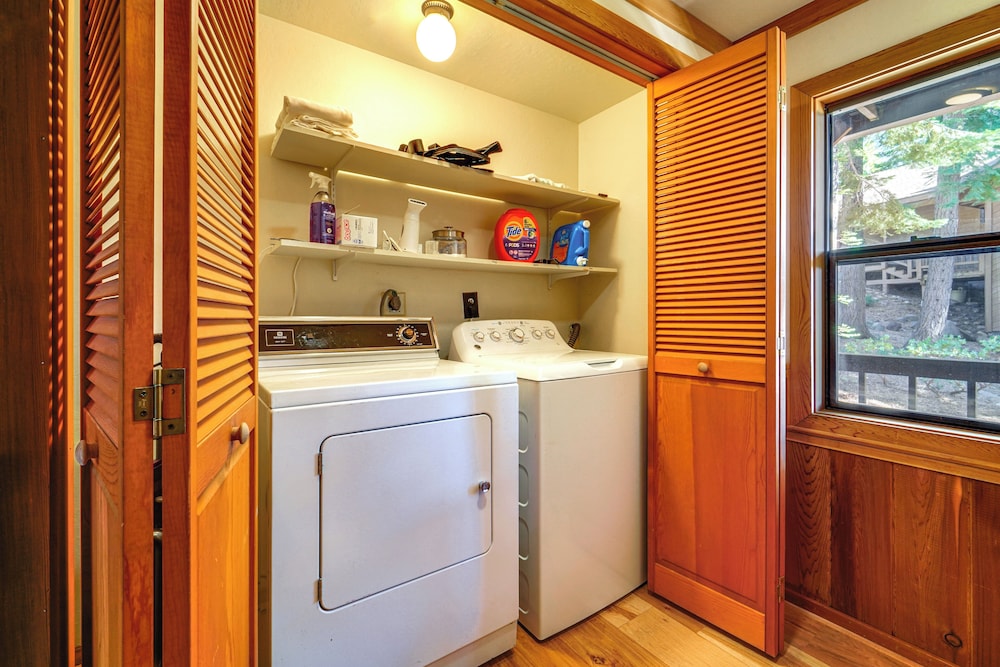 6 Mi to Ski Slopes! Family Tahoe Cabin w/ 3 Decks