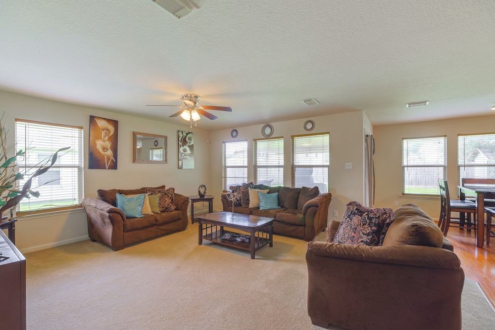 7 Mi to Downtown Baytown: Spacious Home w/ Yard