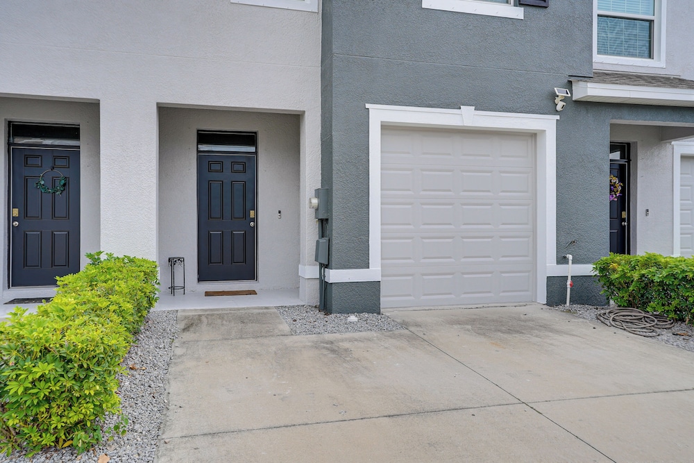 Modern Family Townhome w/ Patio in Riverview!