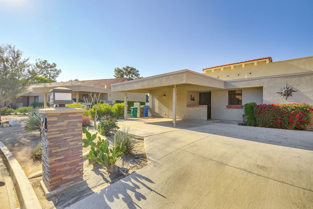 Pet-friendly Palm Desert Retreat: Golf Course View