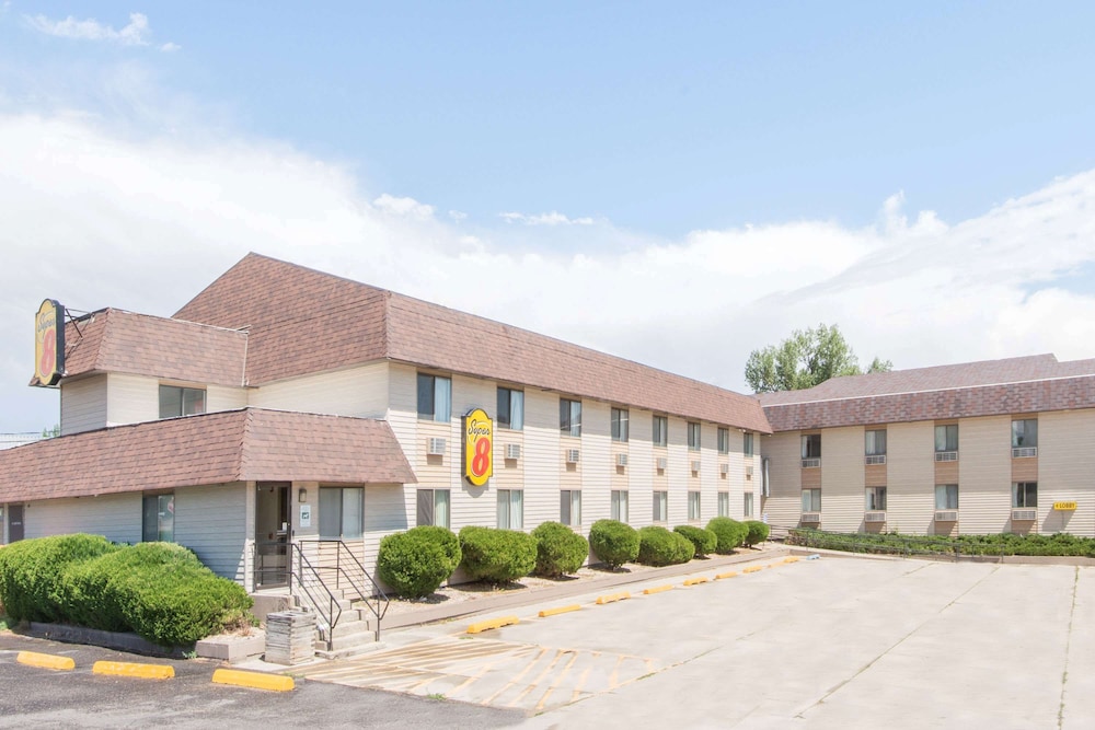 Buffalo Vacations - Super 8 by Wyndham Buffalo - Property Image 1