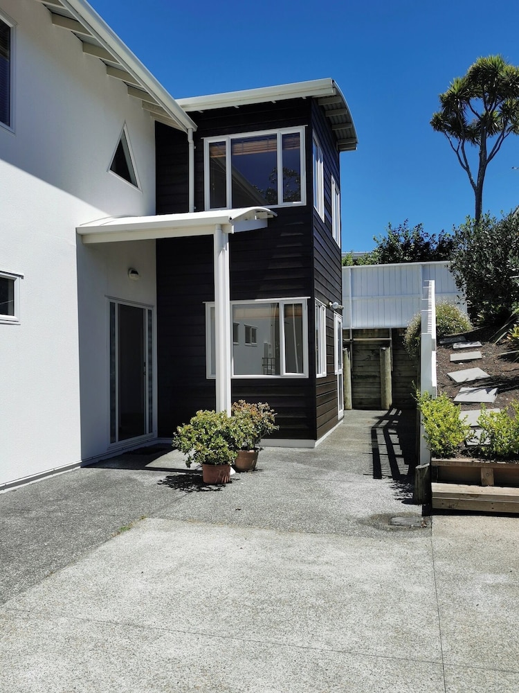 LILYPAD 4-bedroom Urban Retreat Auckland