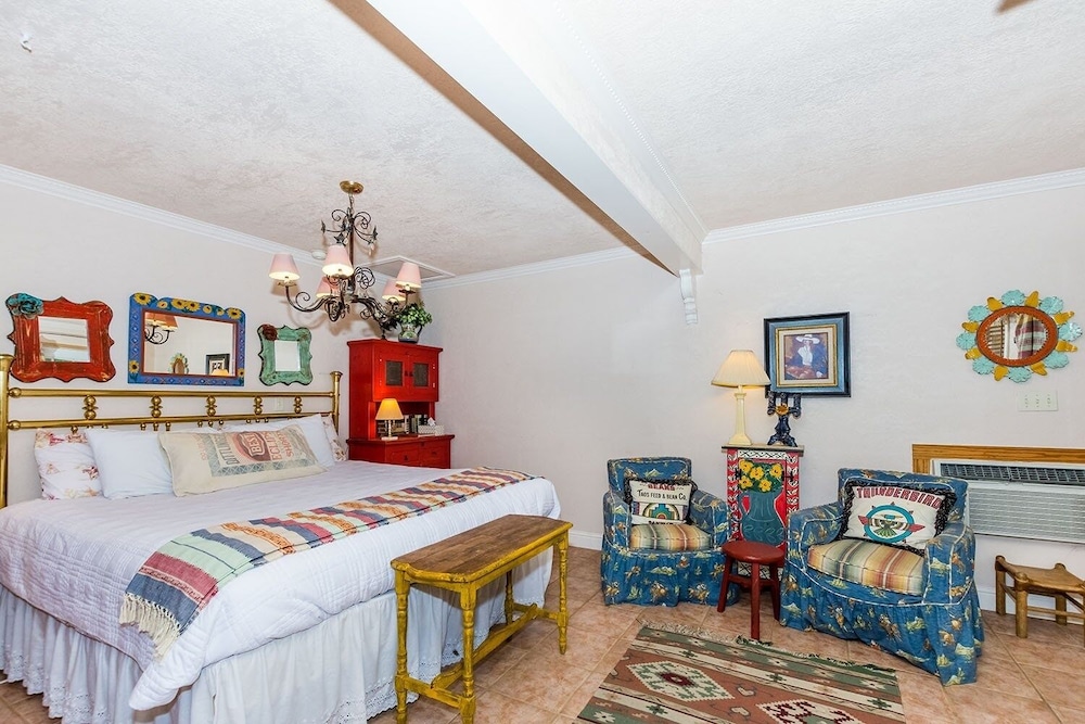 Binky's Secret Garden Studio Bedroom Cottage by Redawning view 2