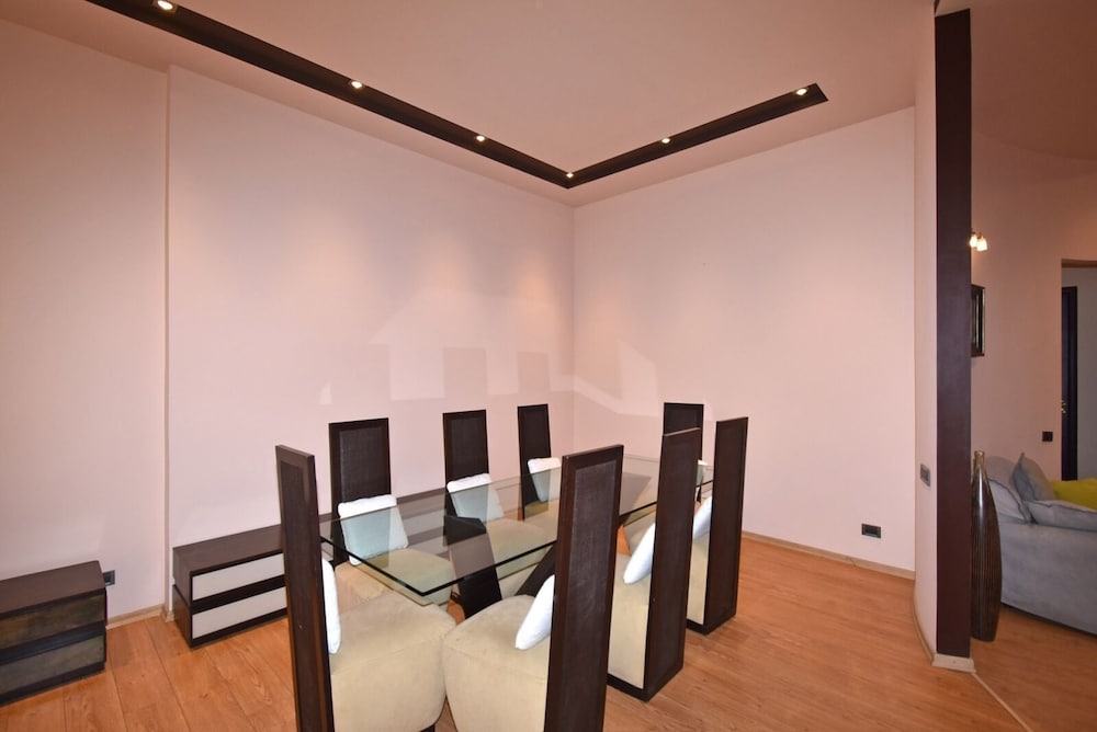 Spacious Apartment by Luxe Group TT606