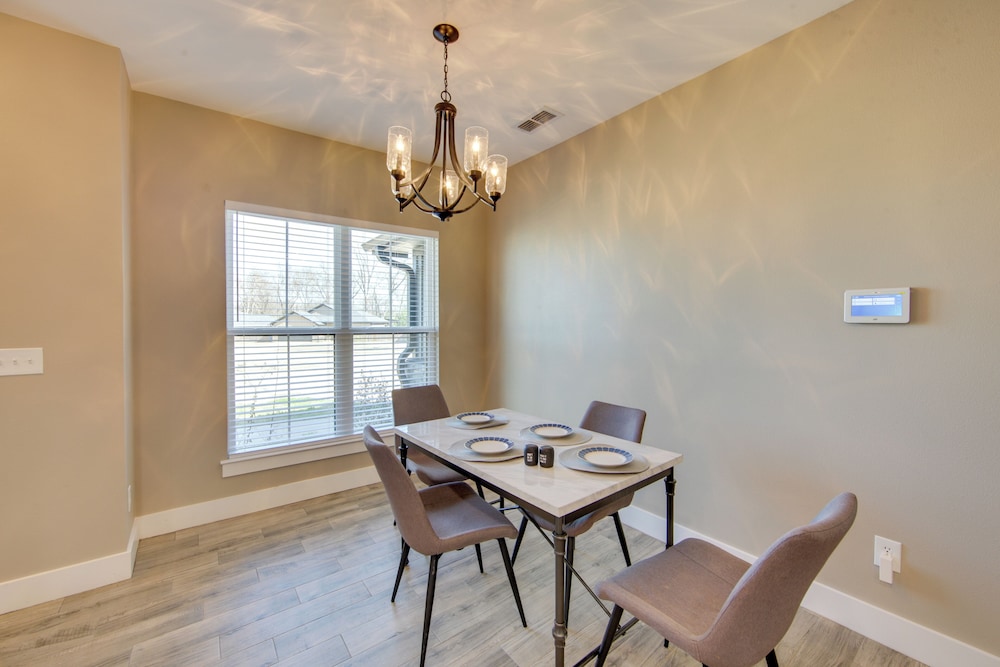 8 Mi to State Park: Home w/ Fenced Yard in Lindale