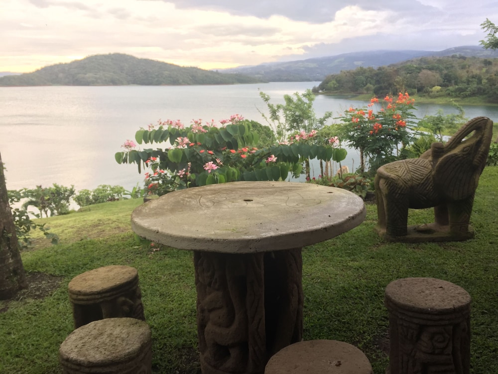 BlueBay Bugenvil Lake Lodge