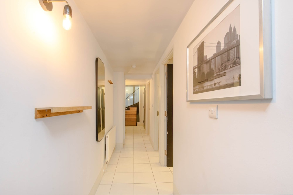 Central Cove - Fitzrovia - by Frankie Says