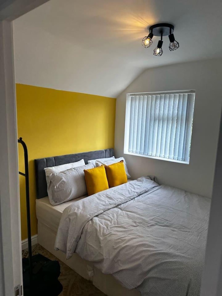 Lovely 3-bed House Near Birmingham Airport & Nec view 2