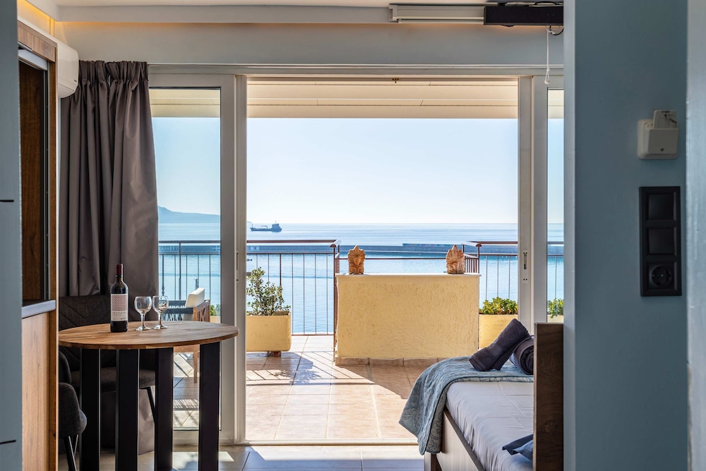 Beachfront Sunny Penthouse - Kalamata Seablisss