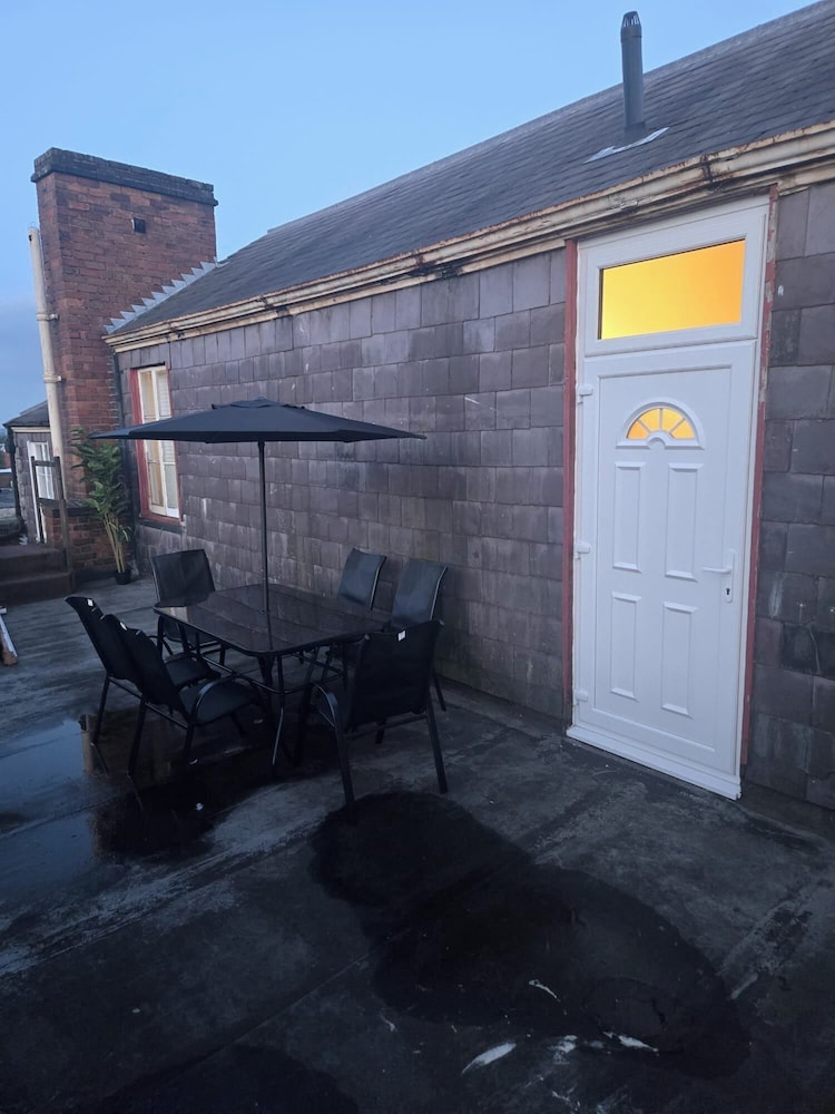 2 Bed - Sleeps 6 - Private Balcony - City Centre