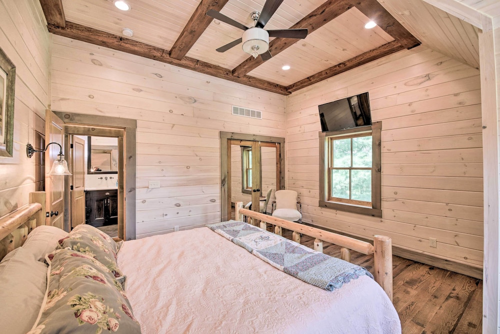 Bloomington Vacations - Bloomington Cabin, Mins to Campus/lake Monroe - Property Image 3