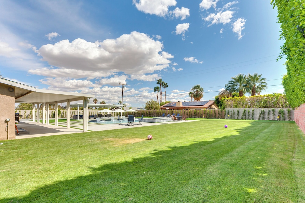 Outdoor Entertainment: Palm Springs Group Escape
