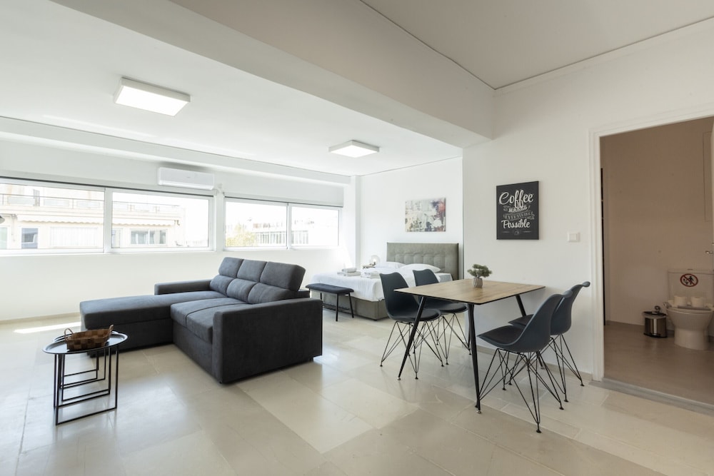 Spacious Urban Retreat Central 2-bedroom Haven for 8