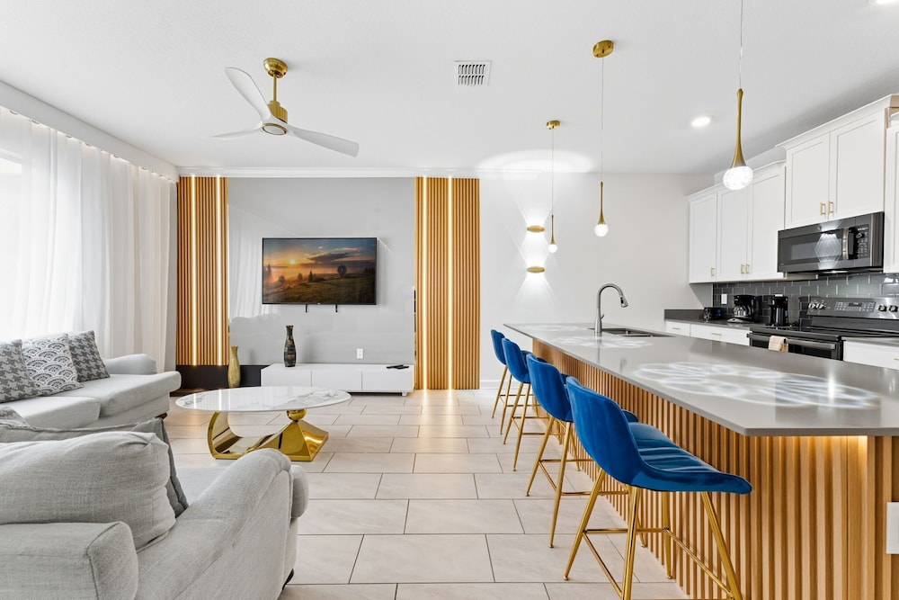 Chic & Fun Family Stay 10 Mins to Disney