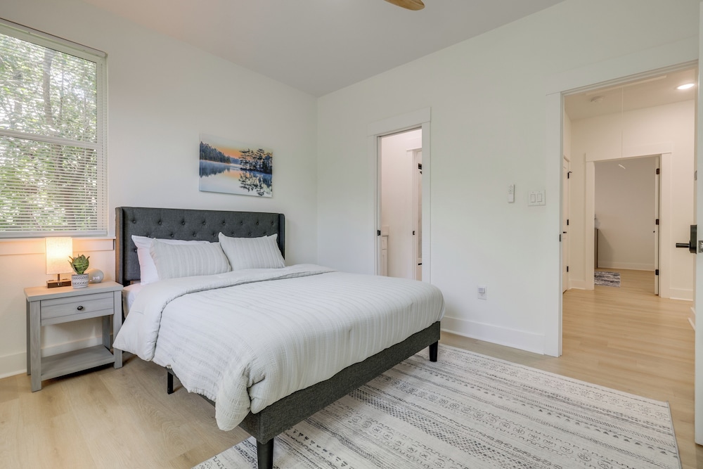 1/2 Mi to Schlitterbahn Waterpark: Home w/ Patio!