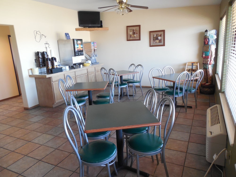 Buffalo Vacations - Super 8 by Wyndham Buffalo - Property Image 8