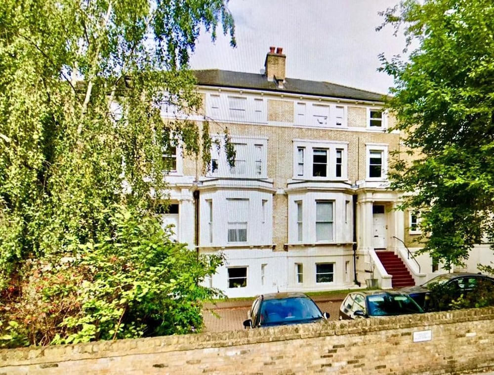 1 Bedroom Flat Sleeps 4 -free Onsite Parking -wifi