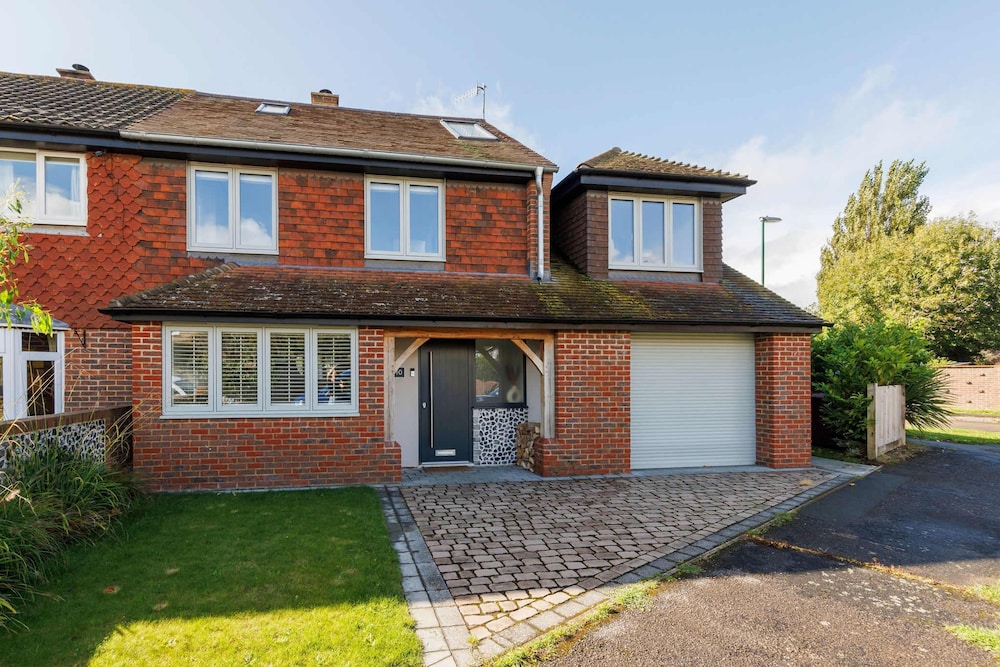 Chic 4-bed Coastal Retreat in Heart of Bosham