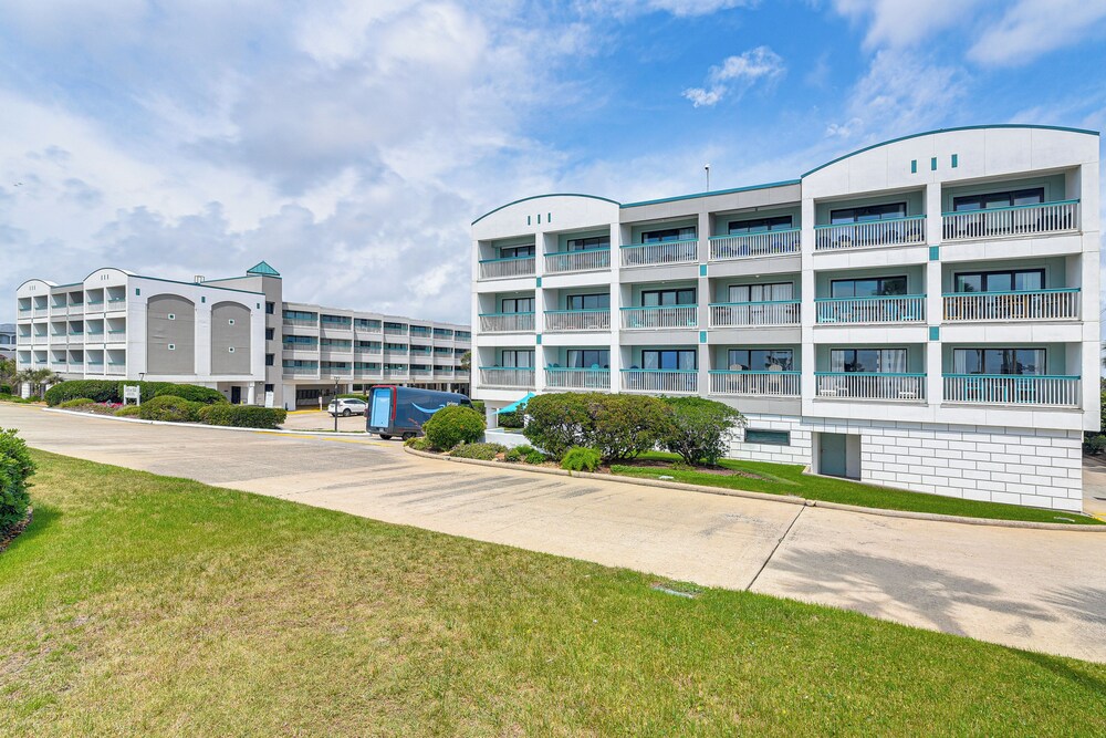 Steps to Babes Beach: Condo w/ Pool in Galveston