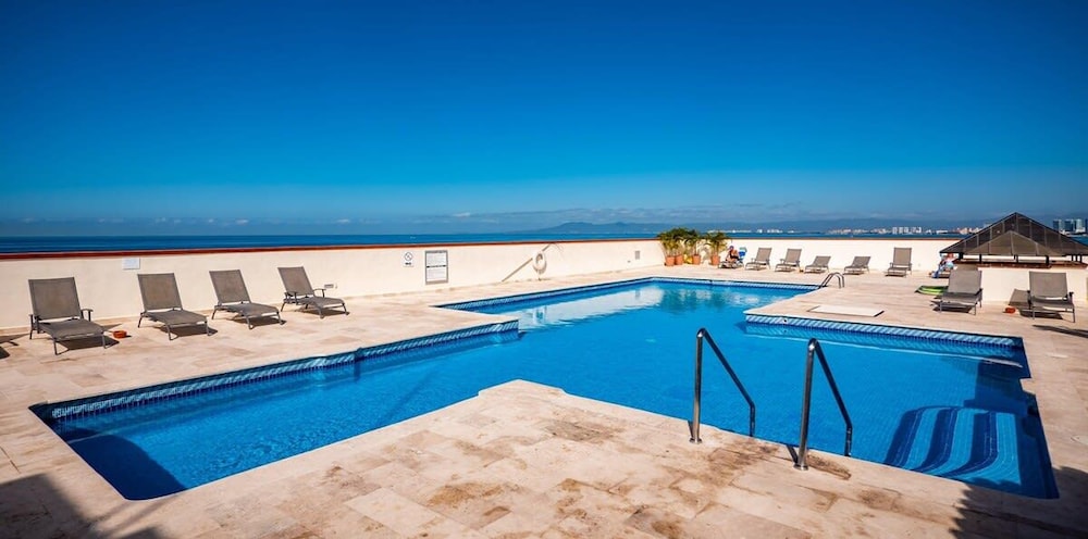 Ocean View 2Br Condo-balcony-beach-pool - 902