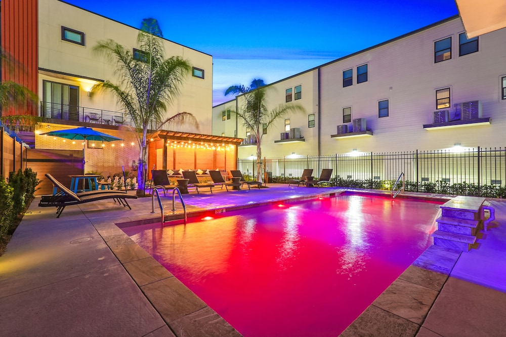 Bienville Townhouse on a Gated Campus - Image 2