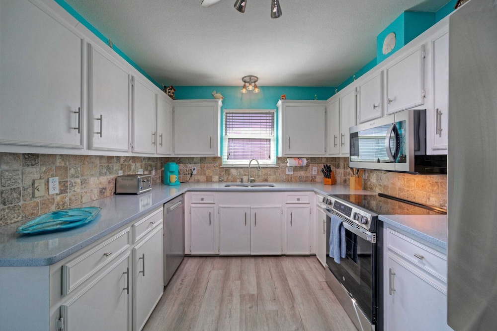 Coastal Retreat w/ Pool, BBQ & Sunset Views Beers and Sunshine by Avantstay