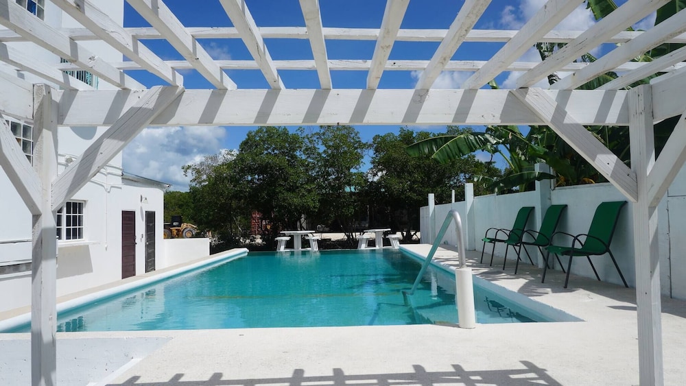 Poolside Seaview Studio With Infinity Pool & Overwater Deck Near Airport, 1st FL