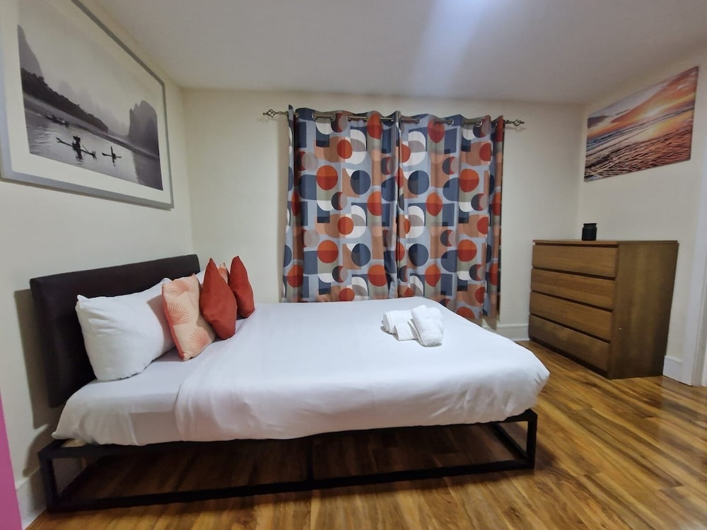 Deluxe 1-bed Apartment in Greenford view 4