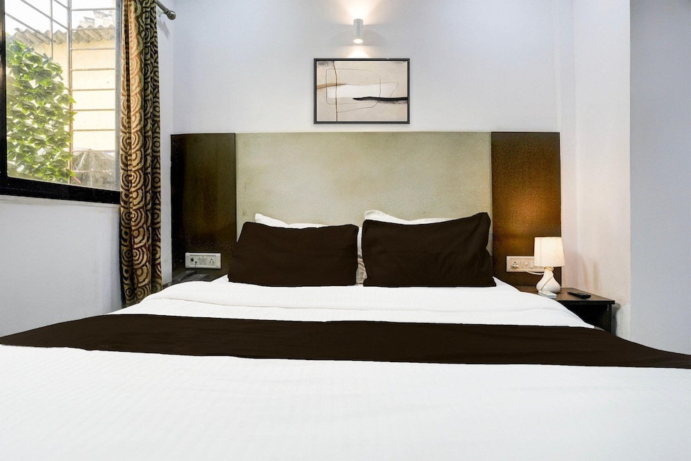 Cozy Deluxe Room Near Juhu Beach Mumbai