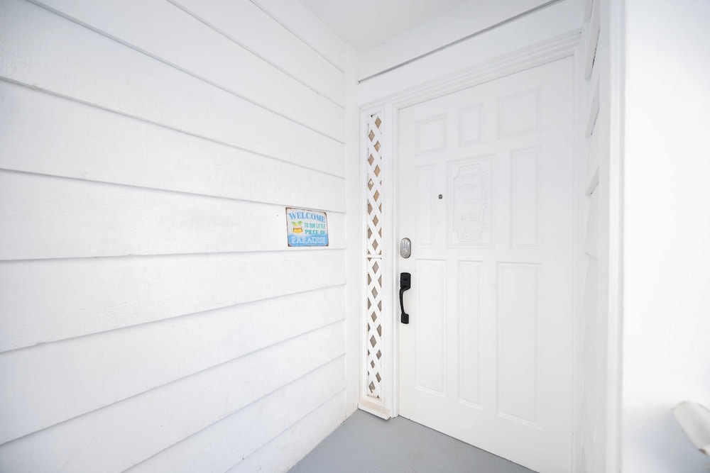 Steps From the Sand/boardwalk Outdoor Dining, Parking, and Patio in Newport